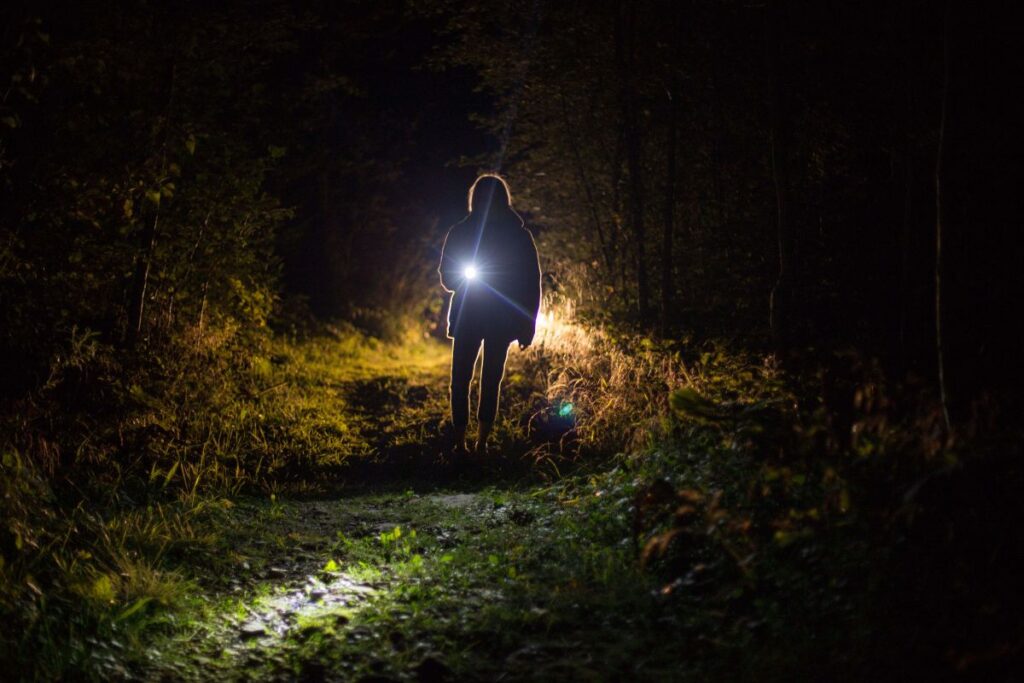 Carte topographique, boussole et smartphone préparés pour une randonnée nocturne
