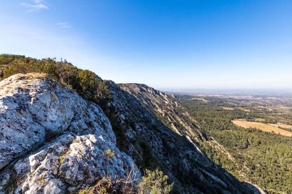 Panorama depuis les crêtes des Alpilles sur la plaine de Saint-Rémy-de-Provence