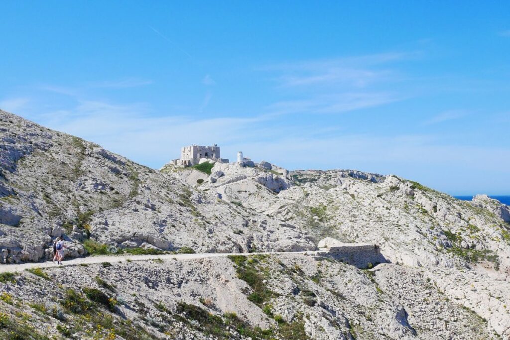 Plateau de la Caume et son antenne dominant le massif des Alpilles