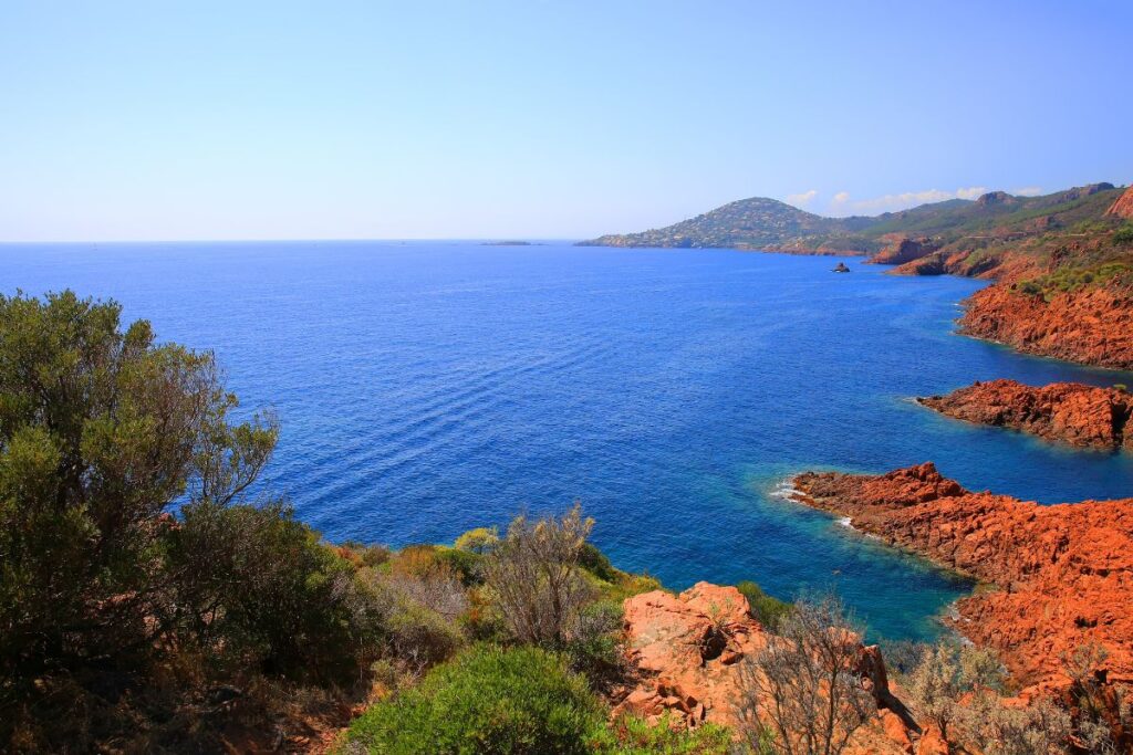 Roches de rhyolite rouge du massif de l’Estérel dominant la Méditerranée
