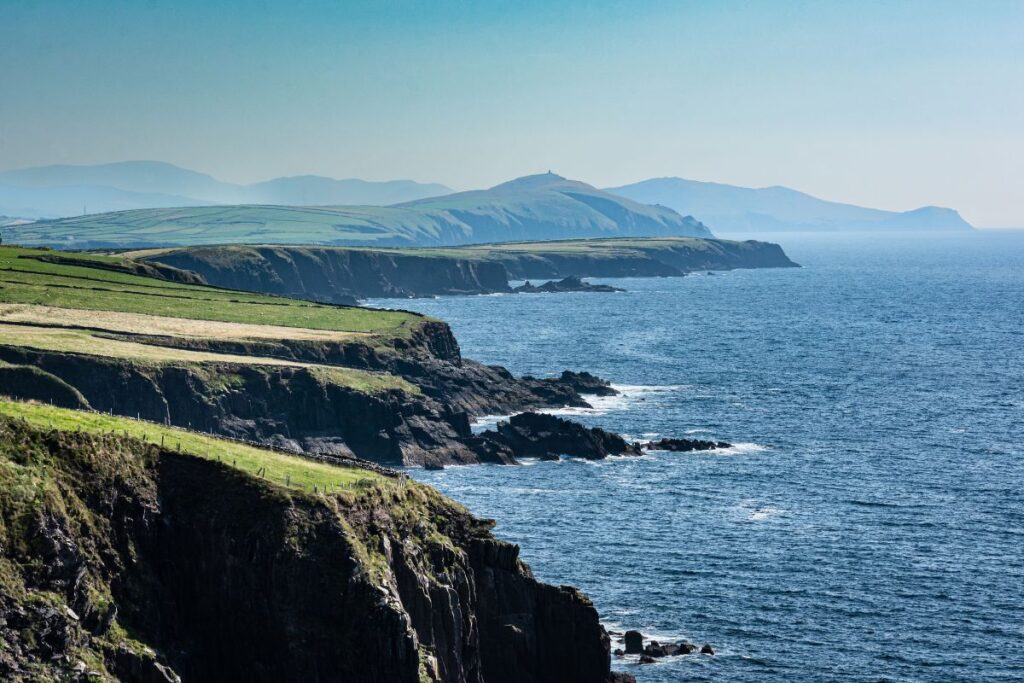 Côte sauvage de la péninsule de Dingle, falaises et prairies vertes au bord de l’Atlantique, Irlande