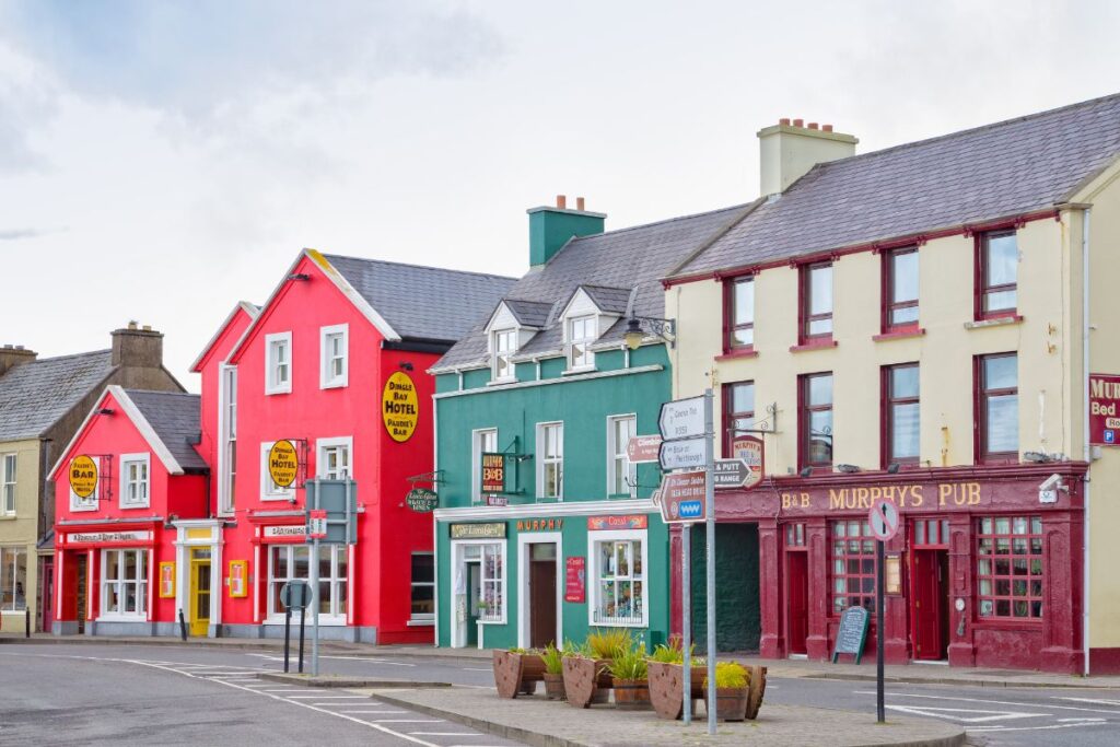 Randonneurs sur un sentier côtier face à l’océan Atlantique dans l’ouest de l’Irlande