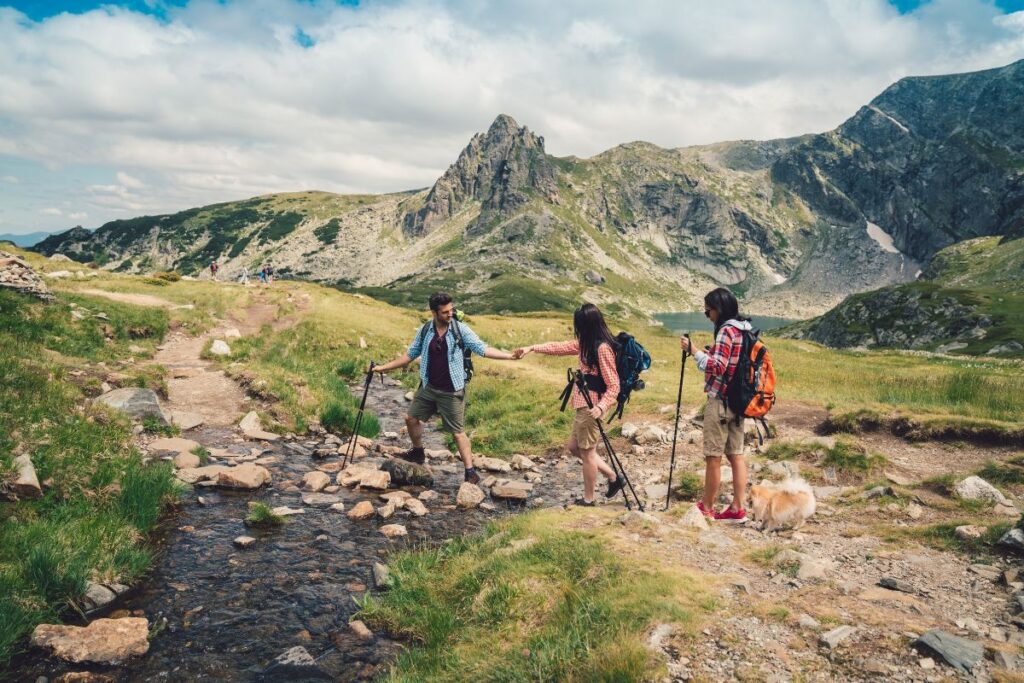 Panneau d’entrée et sentier balisé dans le cœur d’un parc national français