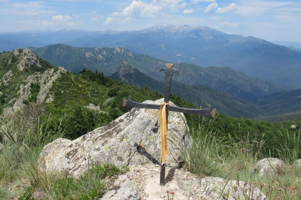 Sentier de randonnée désert dans un vallon de montagne des Hautes-Alpes