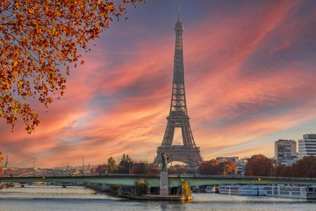 La tour Eiffel vue depuis le Champ-de-Mars à Paris, par temps clair