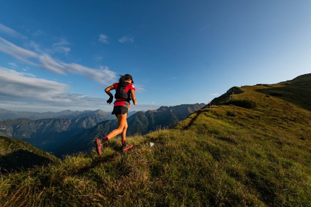Coureur de trail sur un sentier rocailleux en montagne