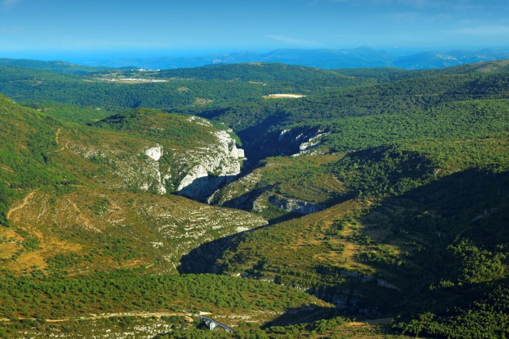 Sentier balisé serpentant entre les rochers de grès au-dessus d’Annot