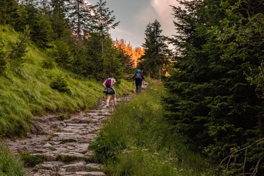 Exercices de renforcement des jambes et d’équilibre pratiqués à domicile par un randonneur
