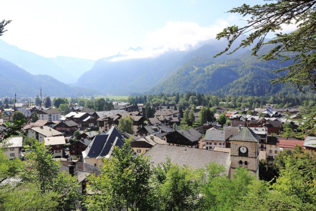 Village de Samoëns et ses chalets au pied des montagnes de la vallée du Giffre en Haute-Savoie
