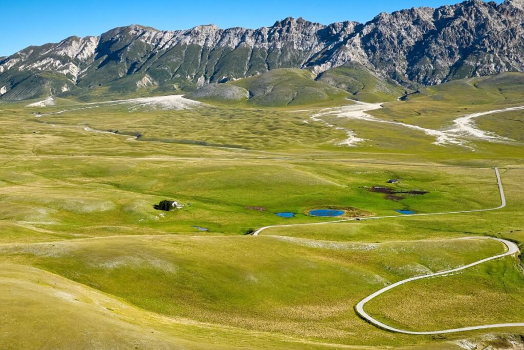 Vaste plateau herbeux de Campo Imperatore dominé par les sommets du Gran Sasso, dans les Abruzzes