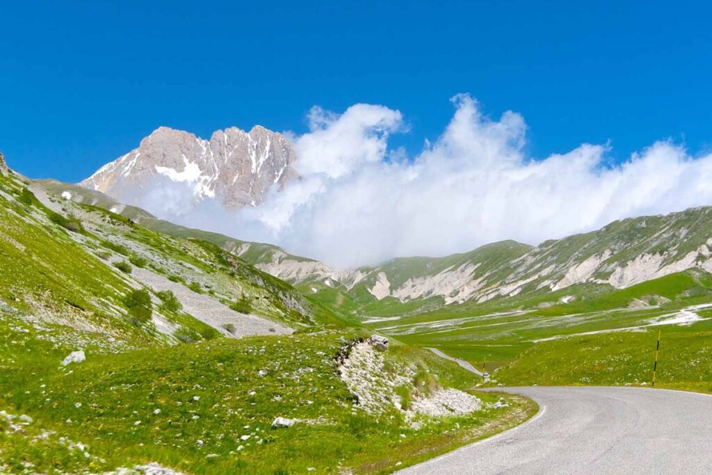 Prairies d’altitude et reliefs calcaires des Abruzzes autour de Campo Imperatore