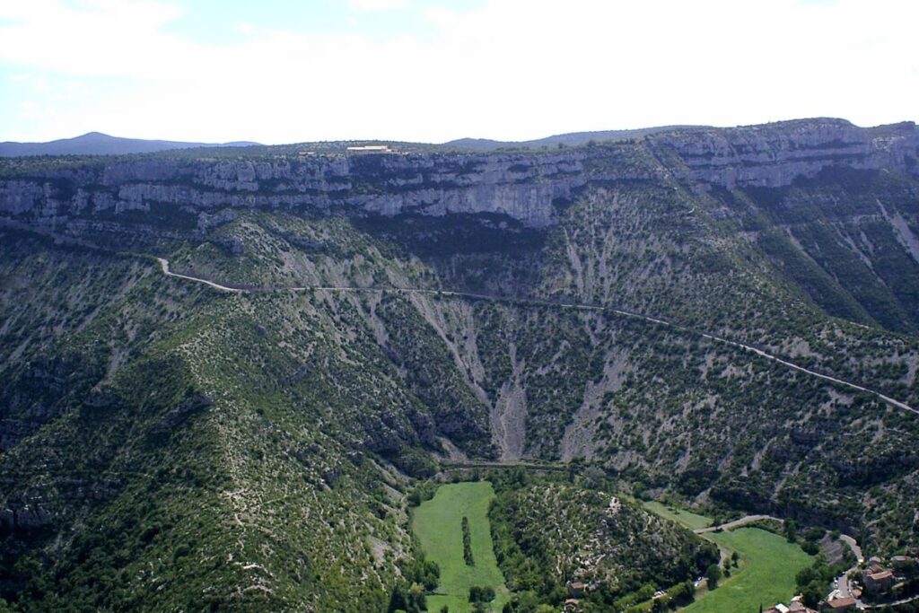 Paysage de randonnée dans le Parc national des Cévennes, entre plateaux et vallées