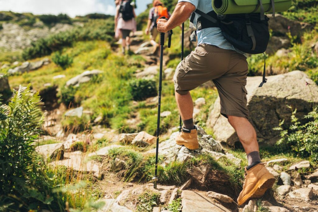 Marcheuse sur un sentier en nature pendant une séance de marche active