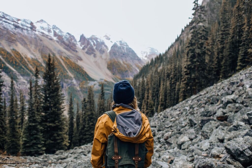 Sac de couchage aéré sur une tente au bivouac en montagne