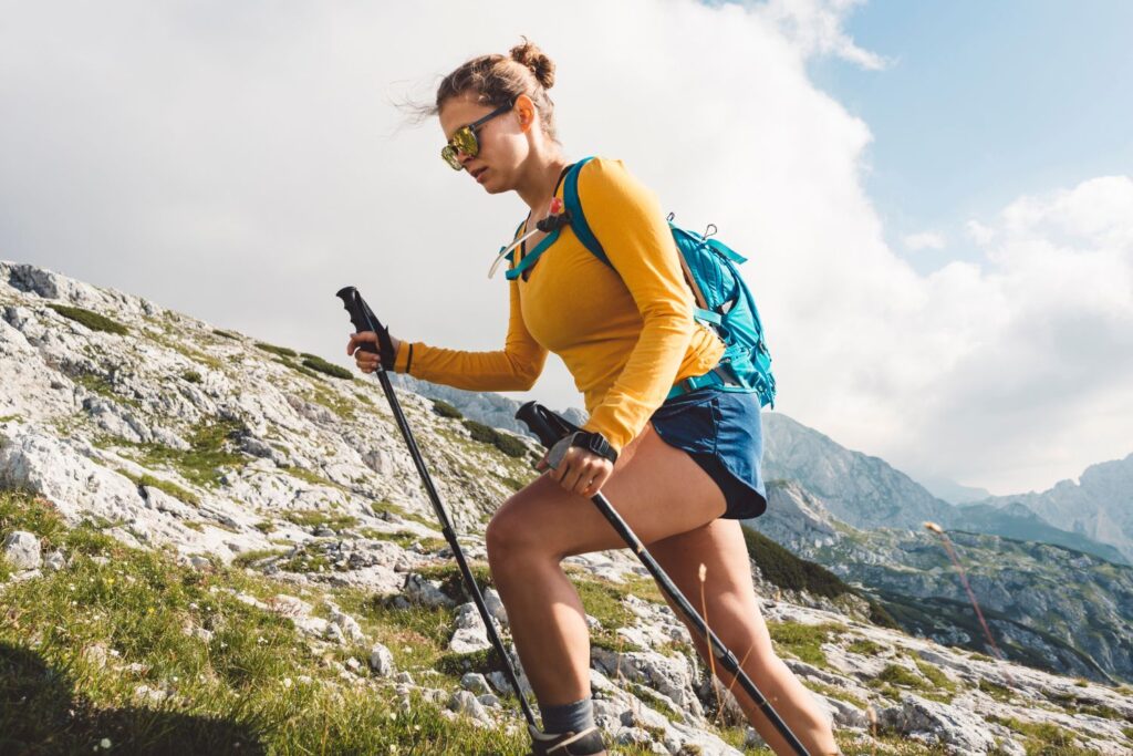 Marcheur senior faisant une pause sur un sentier, symbole d’une pratique adaptée à chaque âge