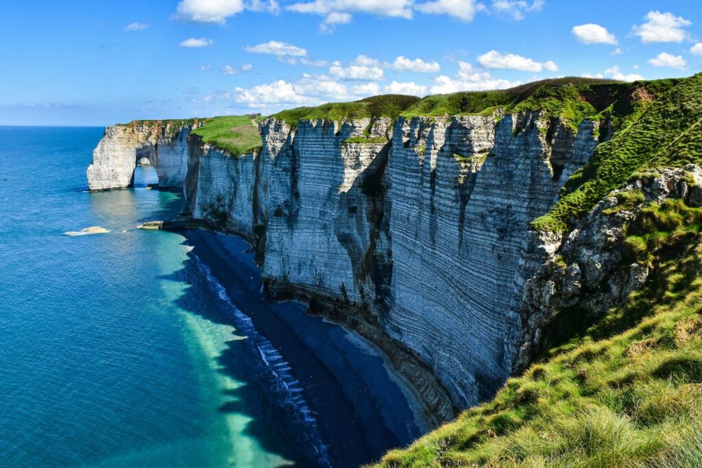 Randonneurs sur le chemin des falaises de la Côte d’Albâtre par temps clair au printemps