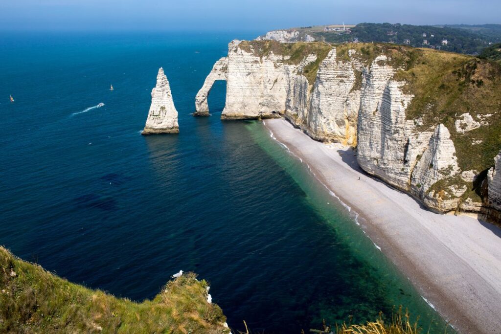 Vue sur la mer et les falaises blanches depuis le sentier côtier du GR21 près d’Yport