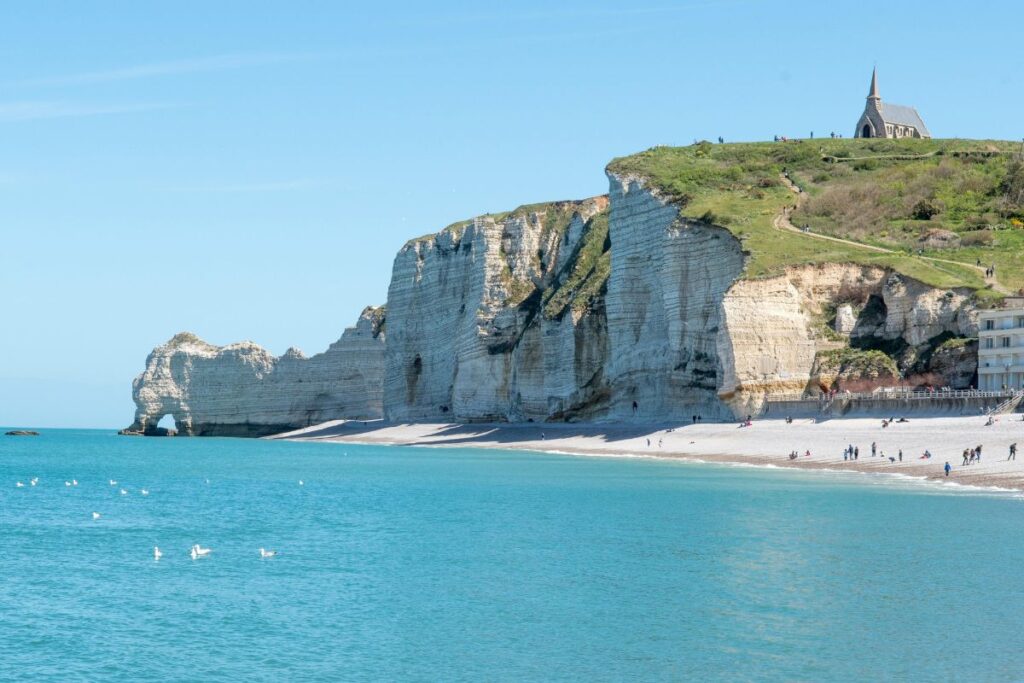 Falaise de craie et arche naturelle d’Étretat au bout du sentier du GR21