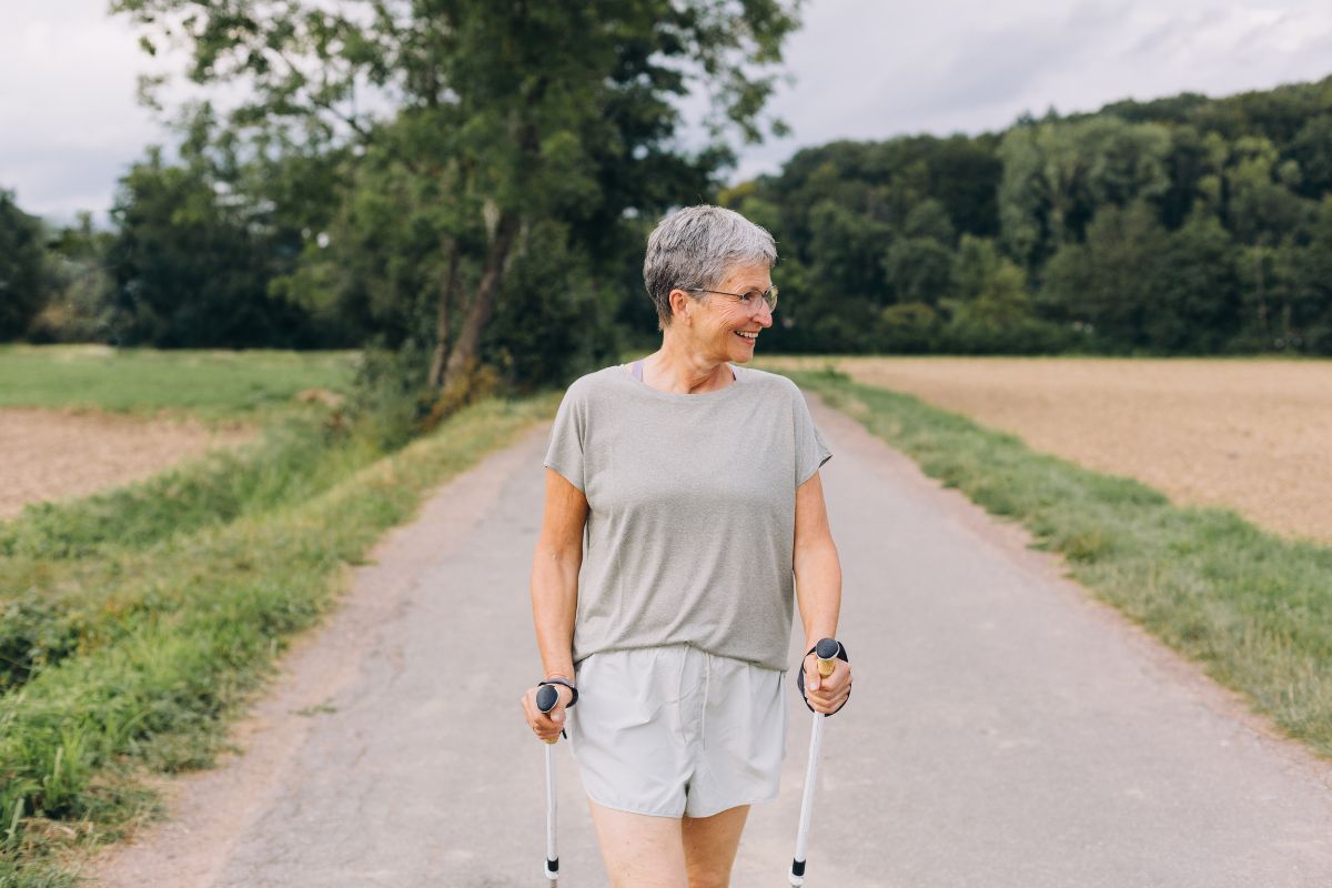 Marche pour seniors et mal de dos : programme progressif et conseils