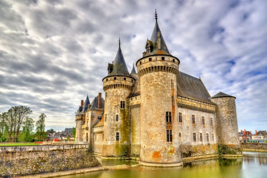 Château Renaissance au bord de la Loire vu depuis le sentier