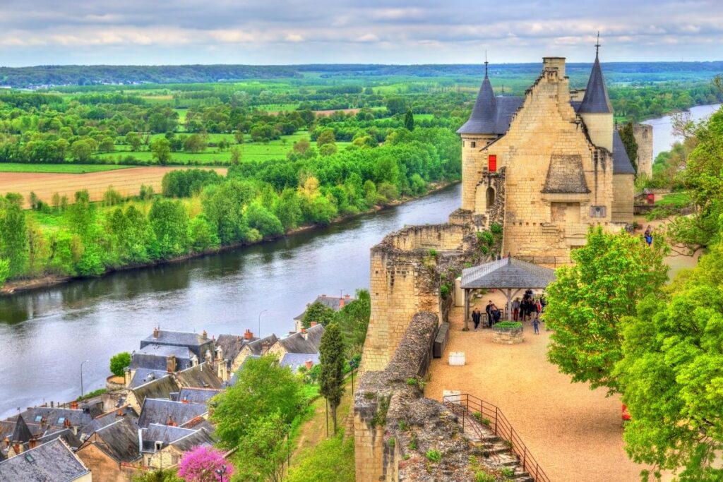 Vallée de la Loire bordée de coteaux boisés et de bancs de sable
