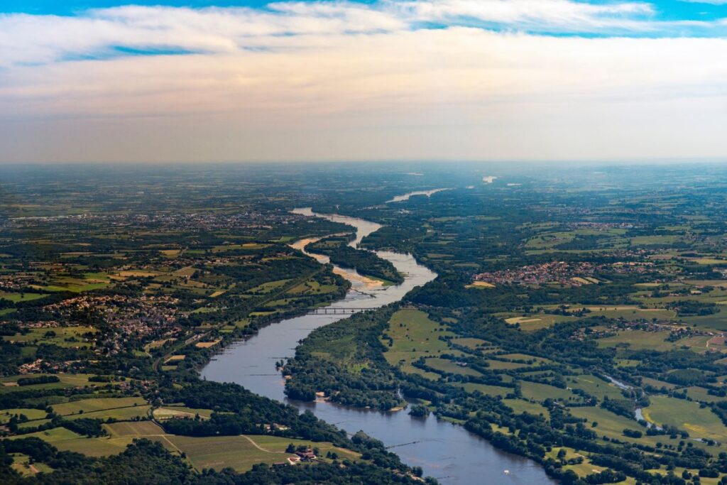 Pont-canal de Briare enjambant la Loire avec son chemin de halage