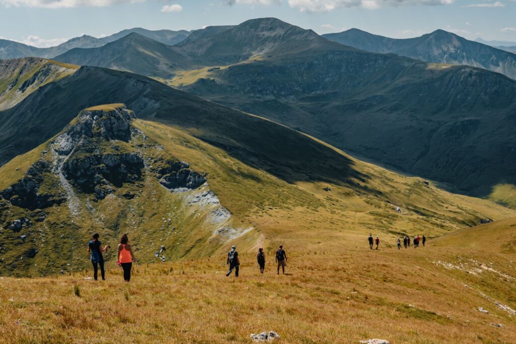 Randonnée hivernale sous un soleil bas dans un paysage de montagne enneigé