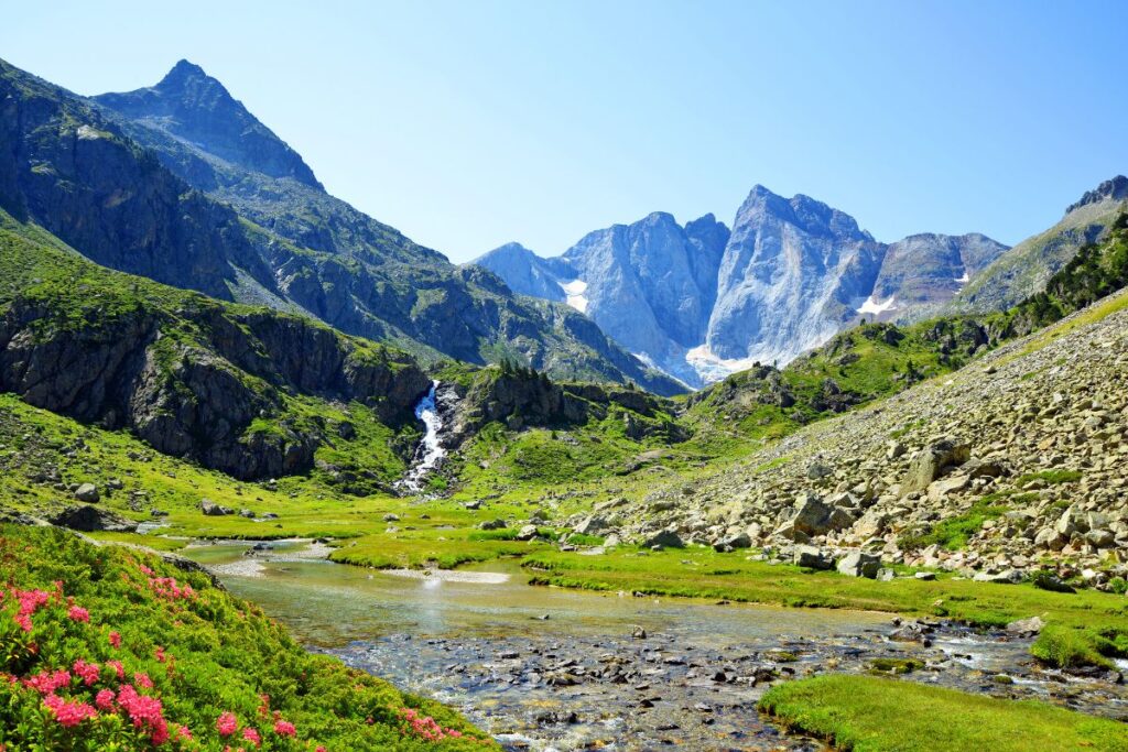 Massif du Vignemale et son glacier, point culminant des Pyrénées françaises