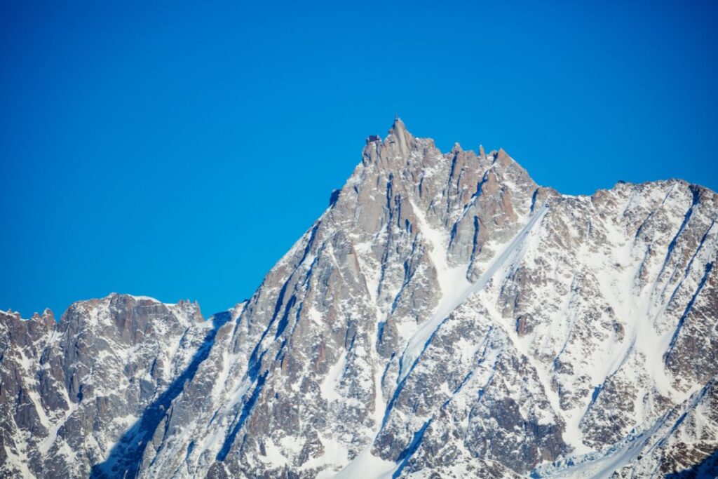 Observatoire du Pic du Midi de Bigorre dominant une mer de nuages dans les Pyrénées