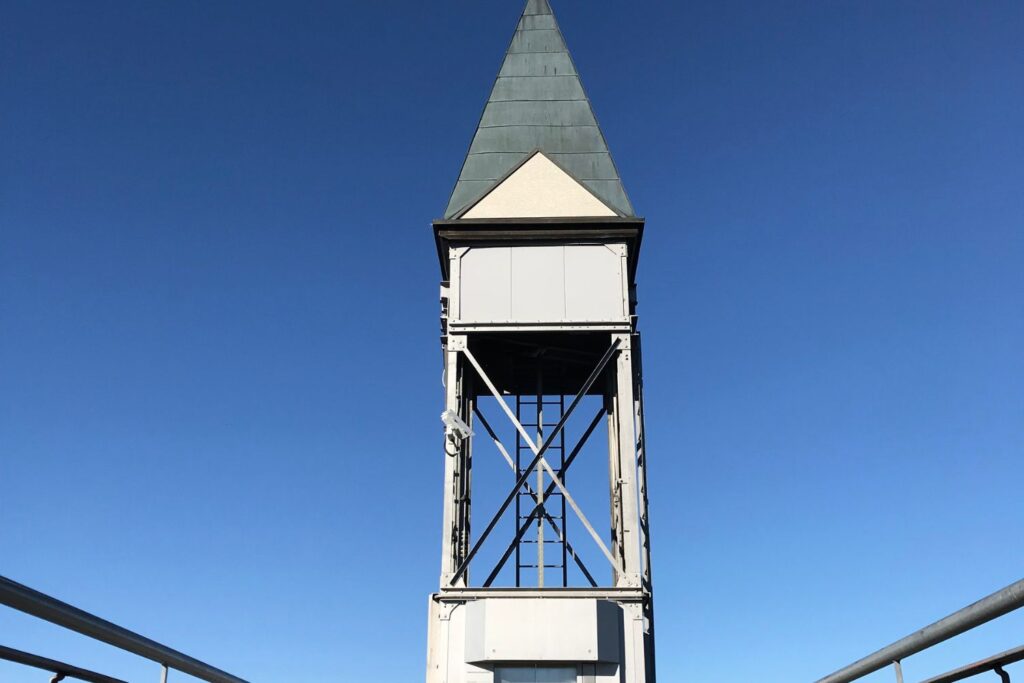 Structure métallique de l’ascenseur du Hammetschwand accrochée à la falaise du Bürgenstock