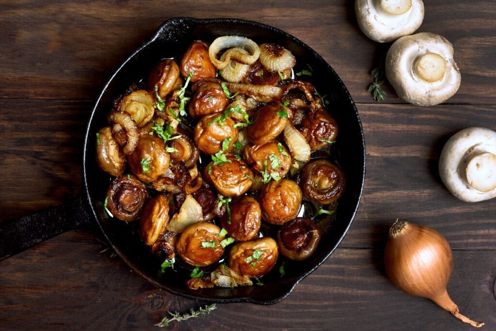Panier de champignons fraîchement cueillis posé au sol en forêt
