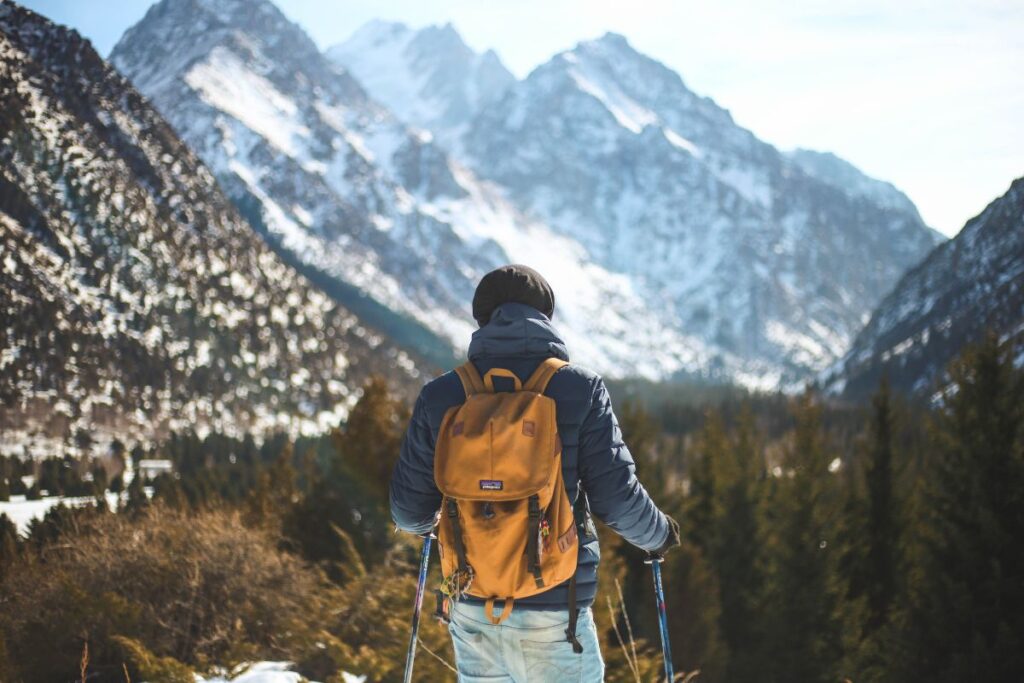 Marcheurs en tenue de sport sur un chemin de montagne ensoleillé