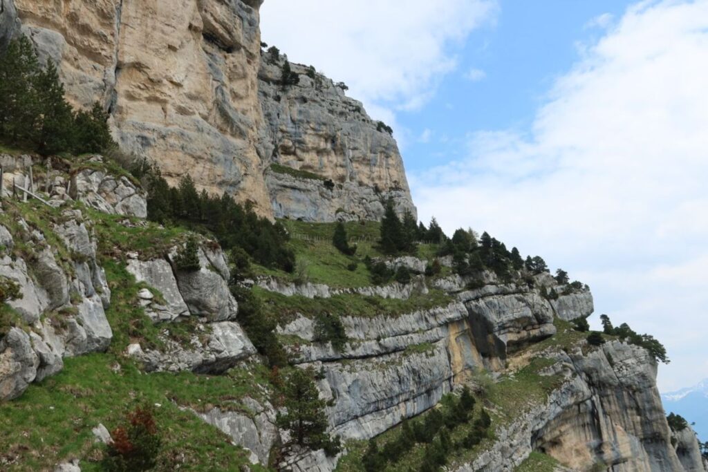 Falaises calcaires et alpages du massif de la Chartreuse vers l’Aulp du Seuil