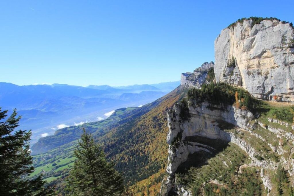 Panorama depuis les hauts de Chartreuse sur la vallée du Grésivaudan et Belledonne