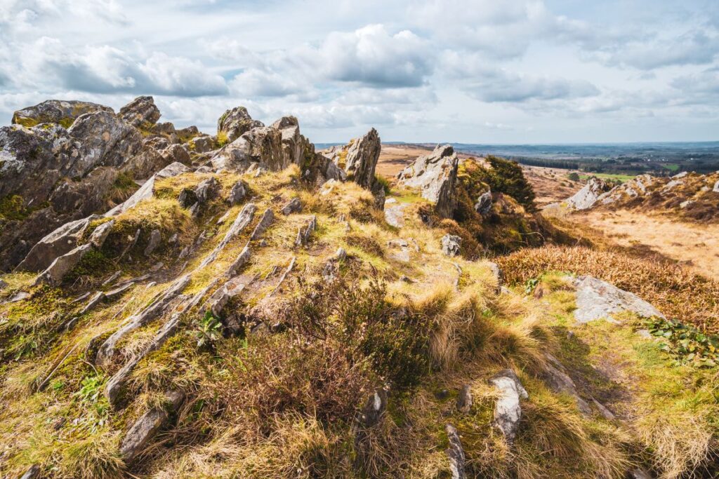 Randonneurs avec un sac de journée sur un sentier côtier en Bretagne
