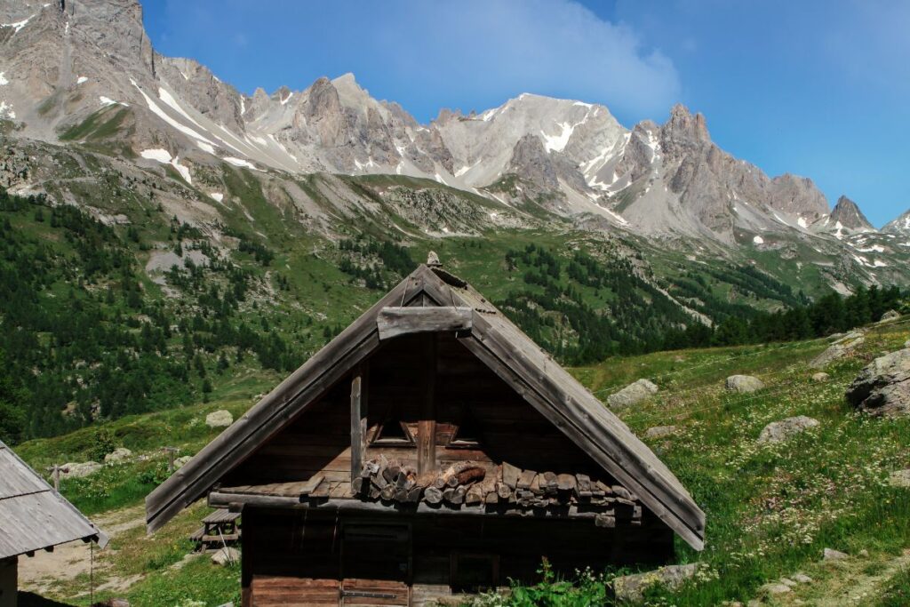 Refuge de montagne en pierre au cœur d’un vallon d’alpage, dans le Parc national de la Vanoise