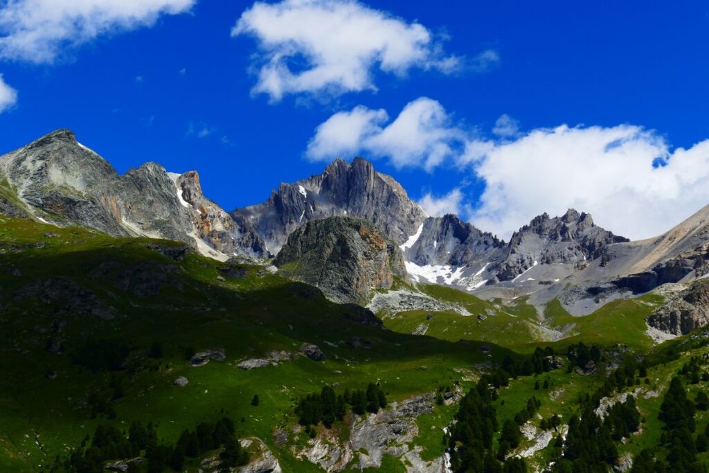 Petite cabane de montagne non gardée près d’un col alpin à la frontière franco-italienne