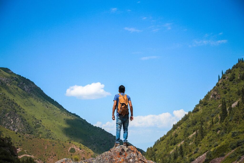 Trekkeurs montant progressivement vers un refuge de haute altitude