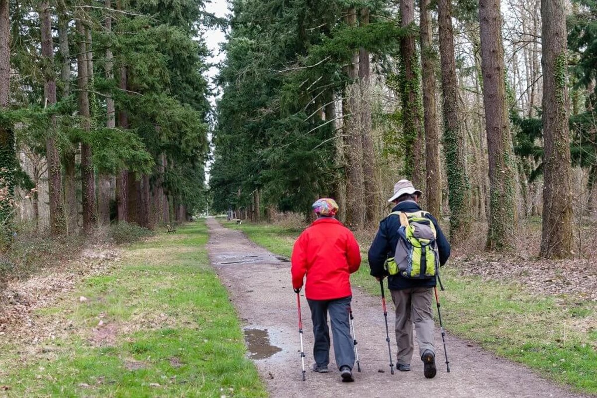 Rucking pour les seniors : marcher avec un sac lesté pour se renforcer
