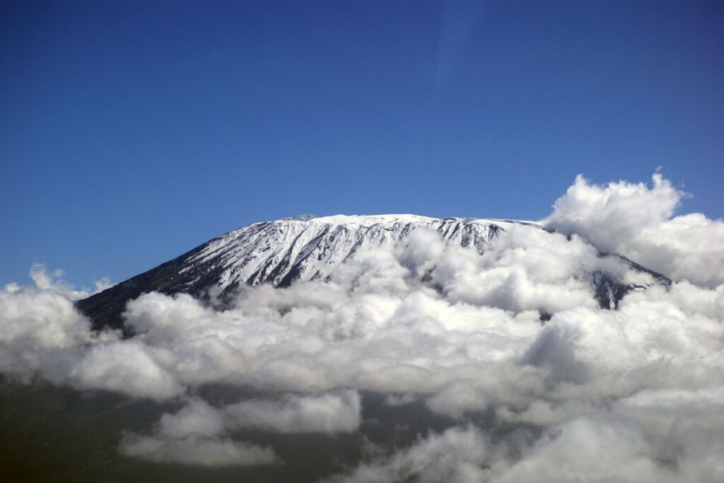 Sommet du Kilimandjaro émergeant au-dessus d’une mer de nuages