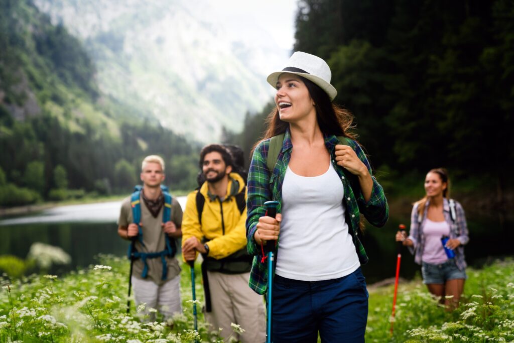 Groupe d’amis randonnant ensemble sur un sentier de montagne