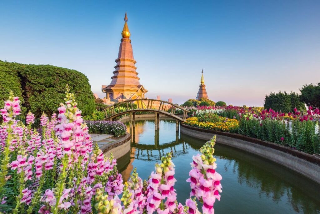 Temple bouddhiste de Chiang Mai entouré de végétation, dans le nord de la Thaïlande