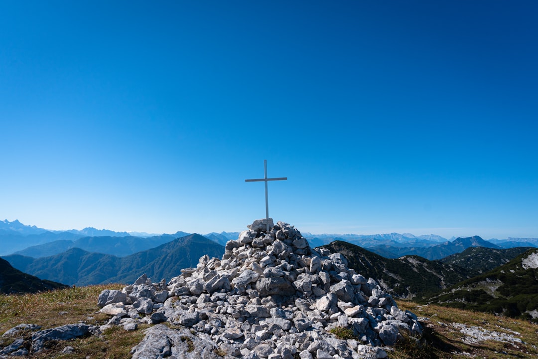 Pic d’Aneto : la croix sommitale du toit des Pyrénées sciée et jetée dans le vide